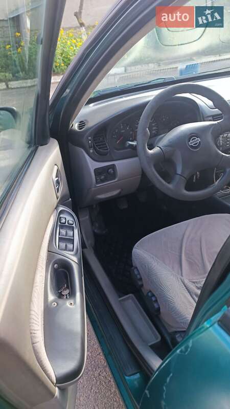 Хетчбек Nissan Almera 2000 в Білгороді-Дністровському