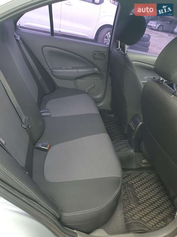 Седан Nissan Almera 2012 в Києві