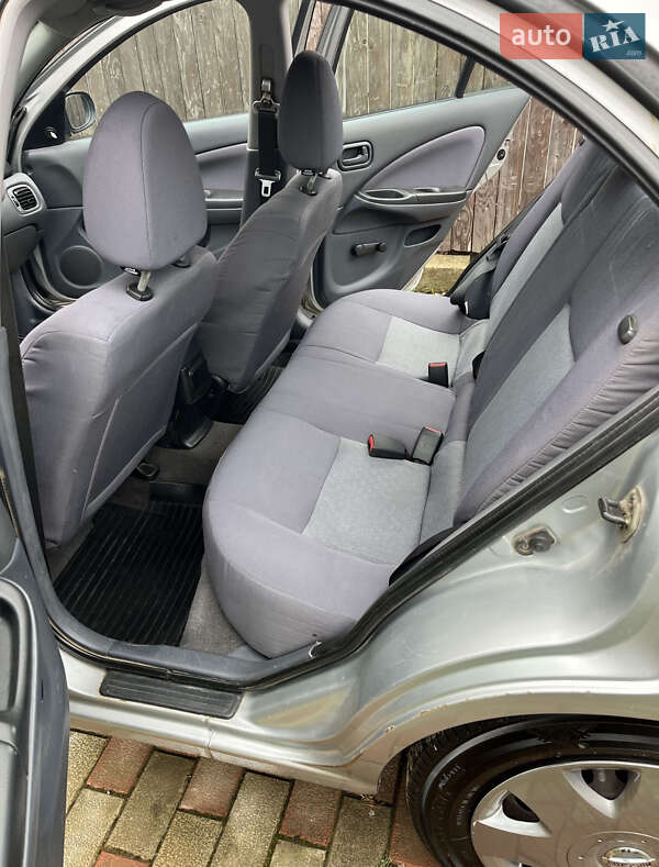 Седан Nissan Almera 2005 в Ужгороді