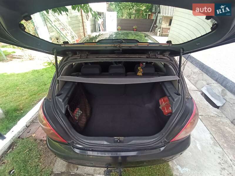 Хэтчбек Nissan Almera 2004 в Калуше