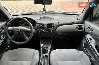 Хэтчбек Nissan Almera 2005 в 