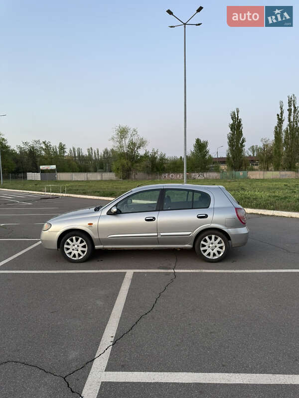 Хэтчбек Nissan Almera 2004 в Кривом Роге