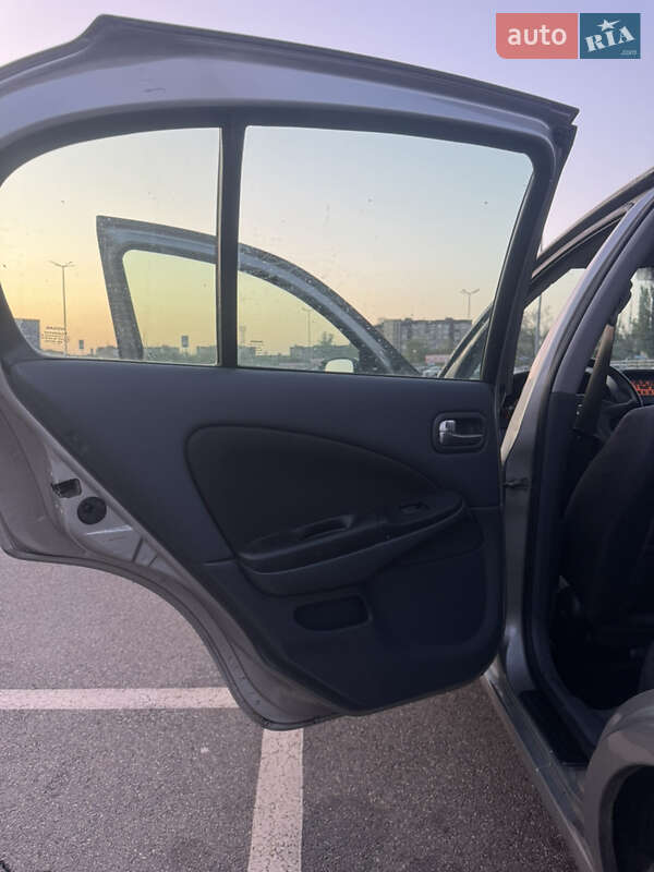 Хэтчбек Nissan Almera 2004 в Кривом Роге