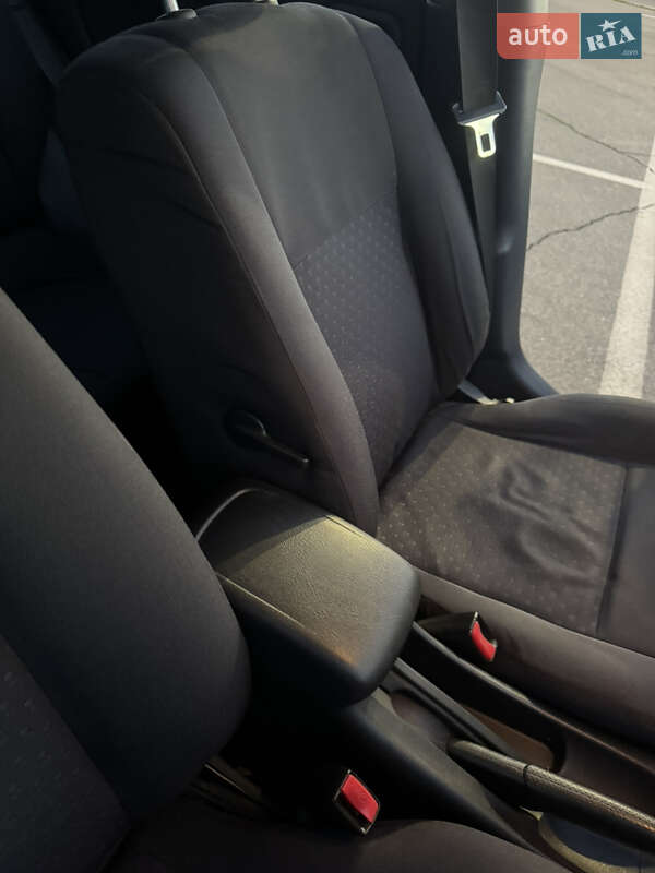 Хэтчбек Nissan Almera 2004 в Кривом Роге