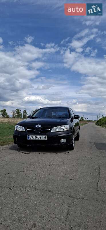 Хэтчбек Nissan Almera 2000 в 