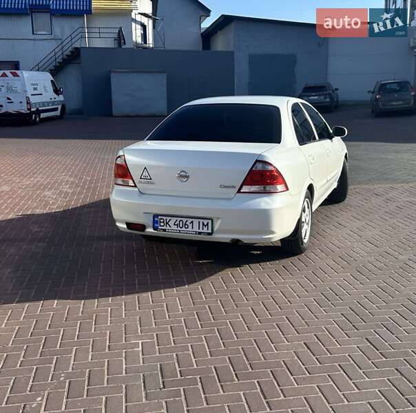Седан Nissan Almera 2011 в 