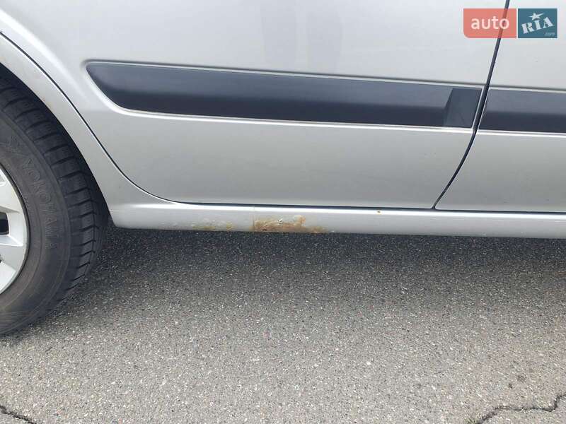 Седан Nissan Almera 2003 в Києві