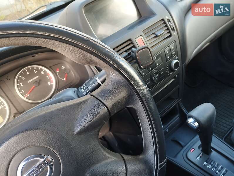 Хетчбек Nissan Almera 2003 в Чернівцях