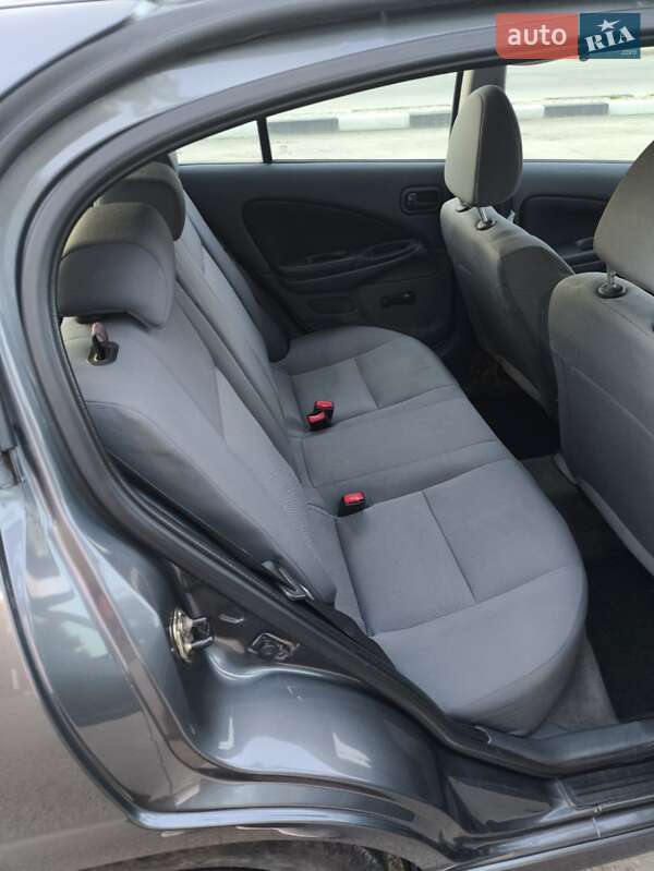 Хетчбек Nissan Almera 2005 в Бучачі