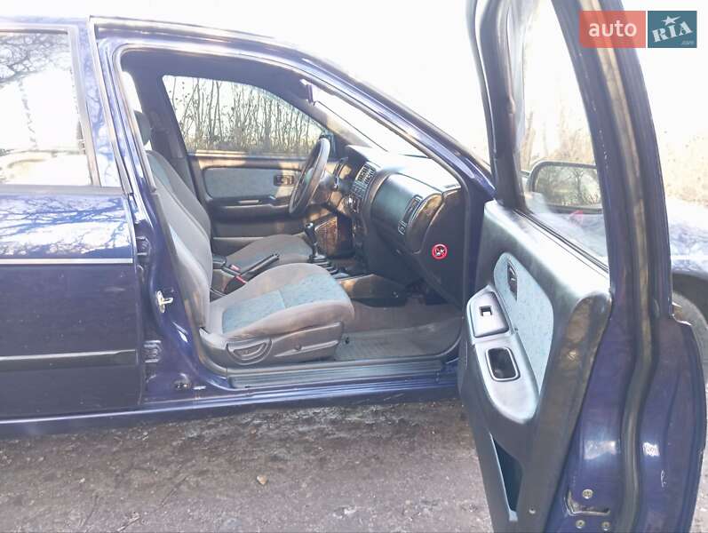 Седан Nissan Almera 1998 в Дубно