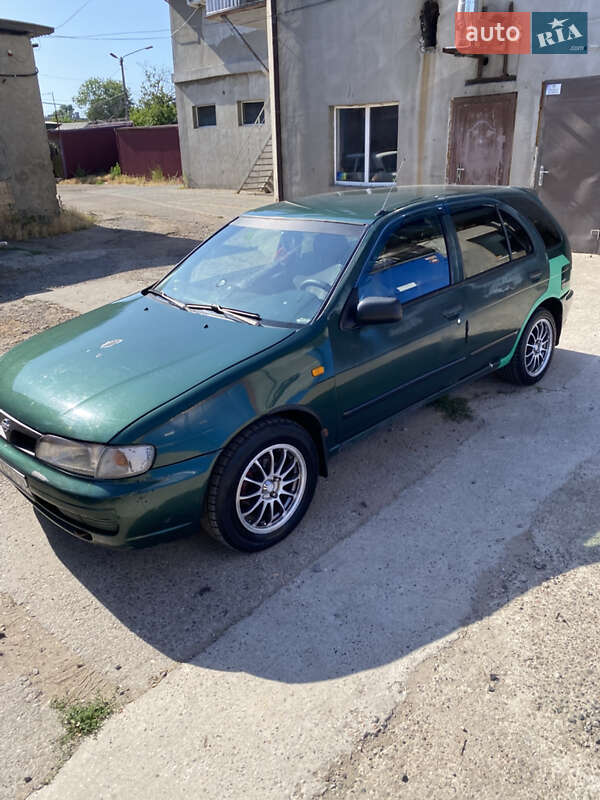 Хетчбек Nissan Almera 1995 в 