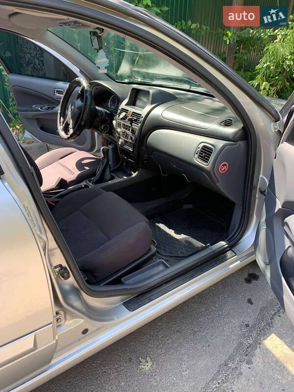 Седан Nissan Almera 2005 в Харькове