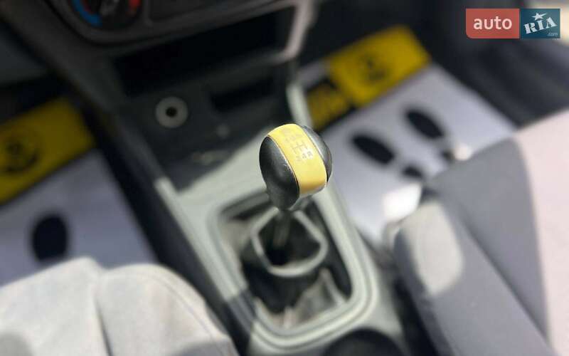 Седан Nissan Almera 2004 в Ивано-Франковске