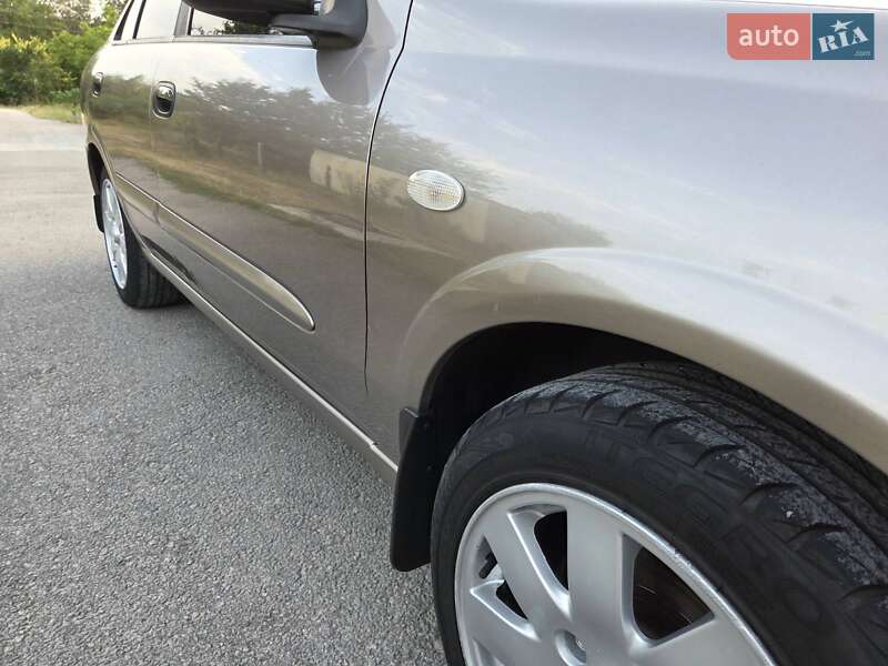 Седан Nissan Almera 2005 в Каменском