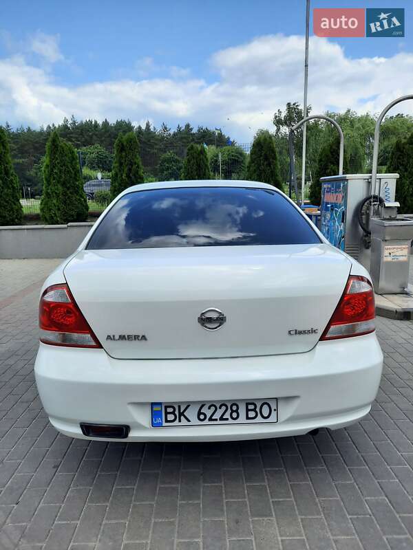 Седан Nissan Almera 2012 в Вараші