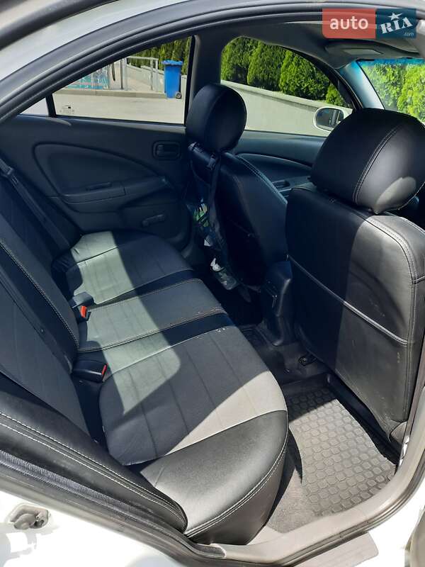 Седан Nissan Almera 2012 в Вараші