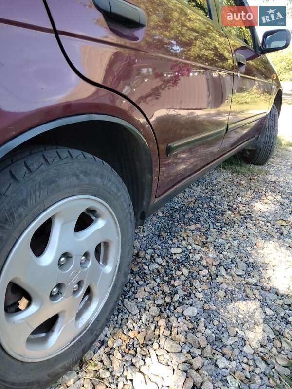 Седан Nissan Almera 1998 в Липовці