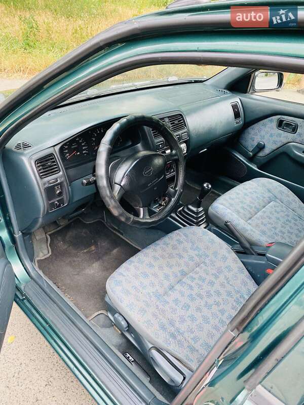 Седан Nissan Almera 1996 в Києві
