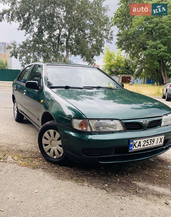 Седан Nissan Almera 1996 в Києві