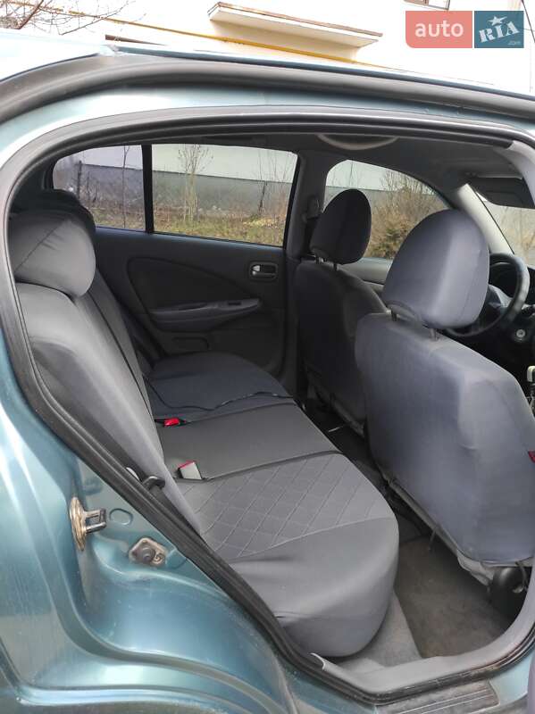 Хэтчбек Nissan Almera 2003 в Бродах