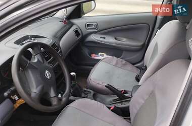 Седан Nissan Almera 2002 в  фото 2 Седан Nissan Almera 2002 в