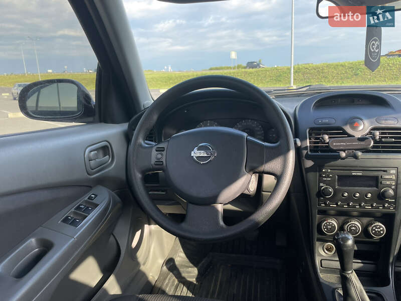 Седан Nissan Almera 2012 в Львові