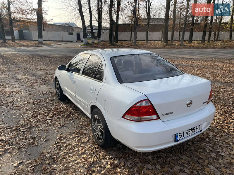 Седан Nissan Almera 2011 в Полтаве