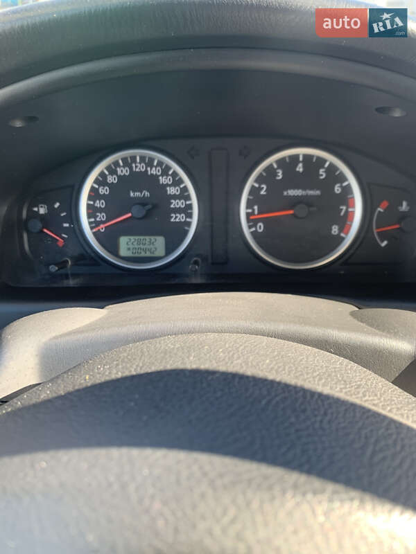 Хетчбек Nissan Almera 2003 в Чернівцях