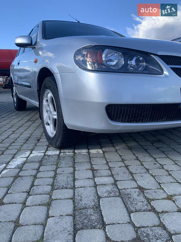 Хетчбек Nissan Almera 2003 в Чернівцях
