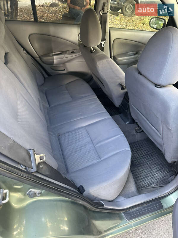 Хетчбек Nissan Almera 2004 в Чернівцях