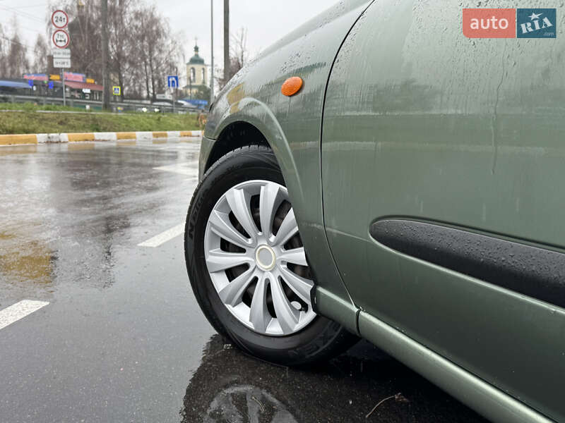 Седан Nissan Almera 2004 в Києві