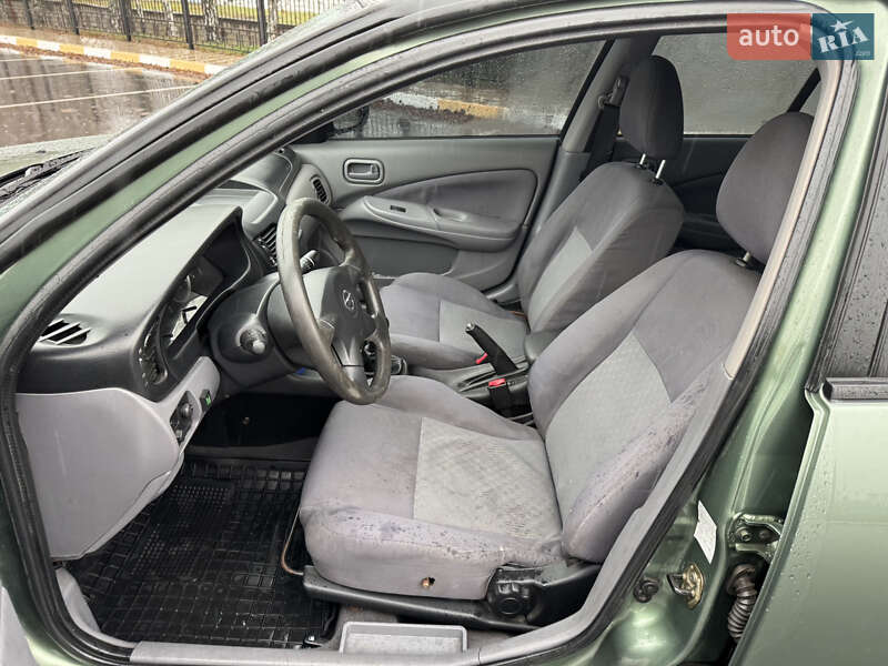 Седан Nissan Almera 2004 в Києві