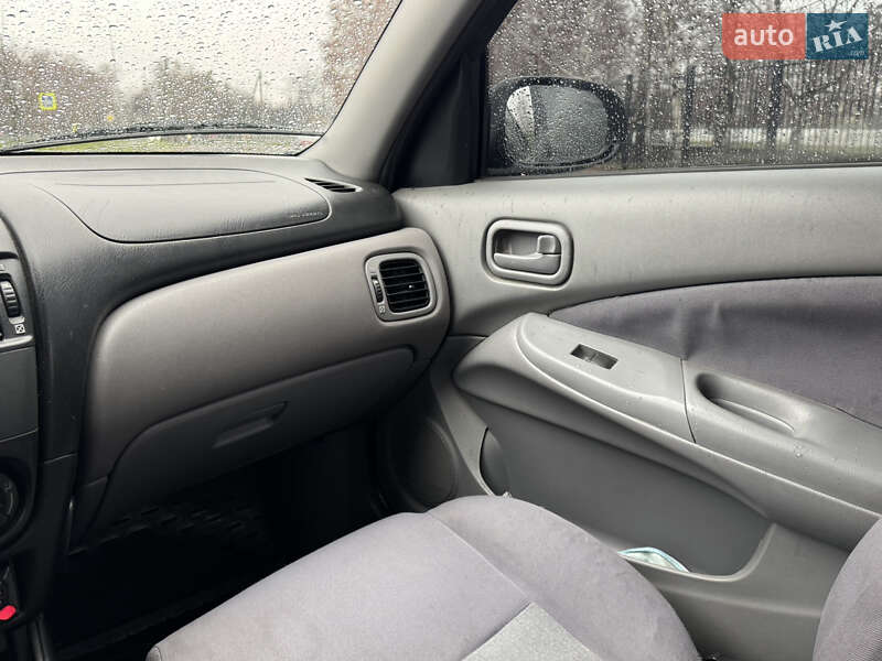 Седан Nissan Almera 2004 в Києві