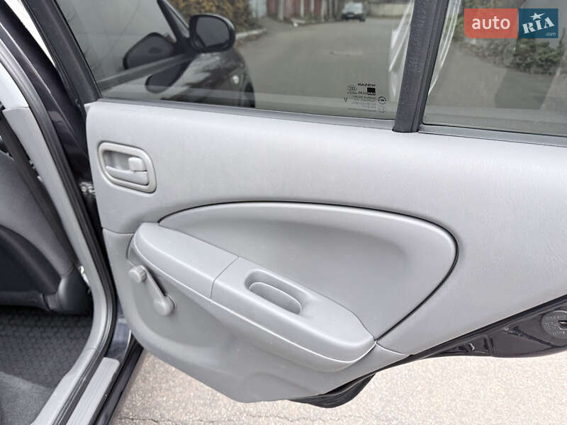 Седан Nissan Almera 2010 в Киеве