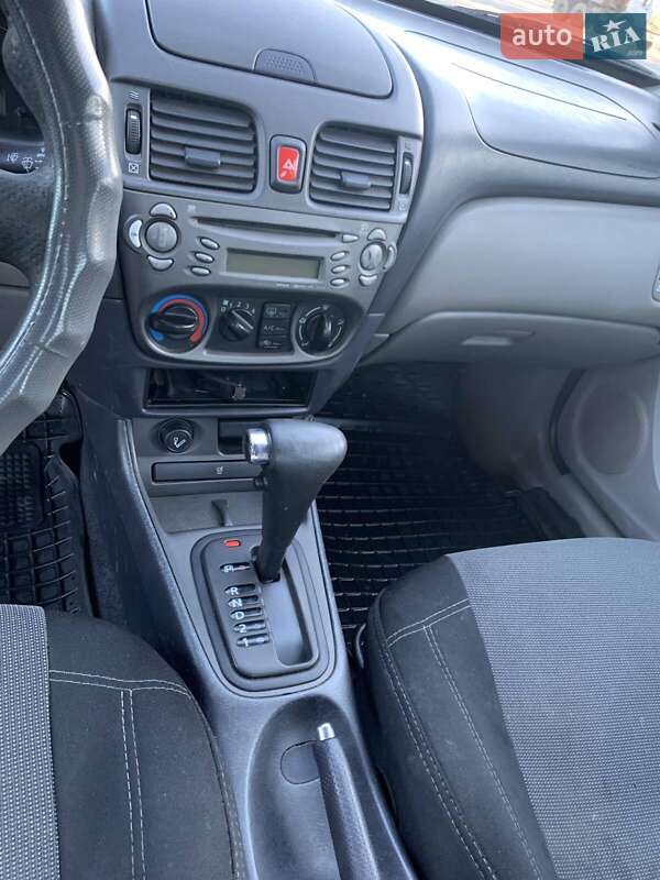 Седан Nissan Almera 2001 в Ужгороді