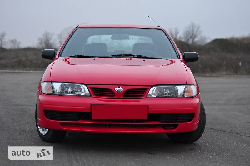 Хэтчбек Nissan Almera 1996 в 