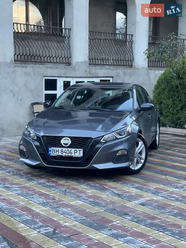 Седан Nissan Altima 2019 в Виноградові