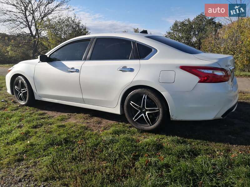 Седан Nissan Altima 2016 в Жовтих Водах