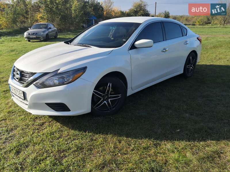 Седан Nissan Altima 2016 в Жовтих Водах