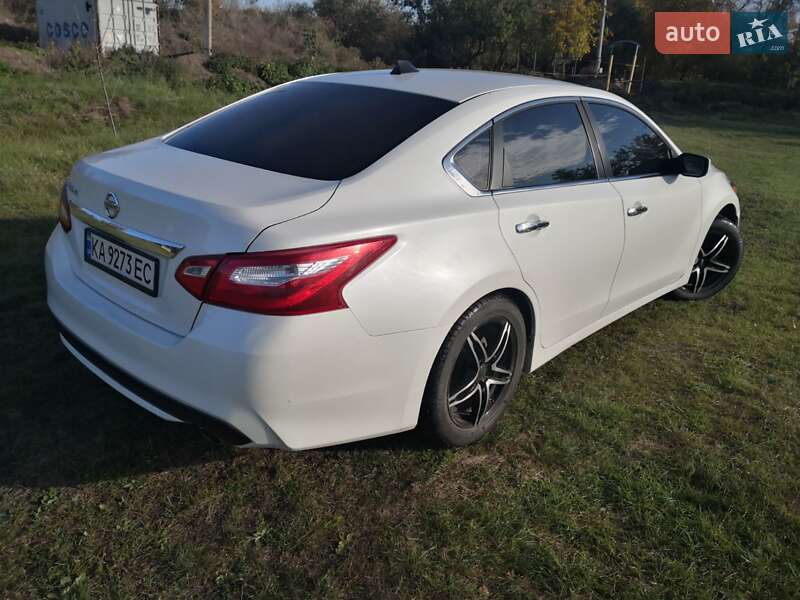 Седан Nissan Altima 2016 в Жовтих Водах