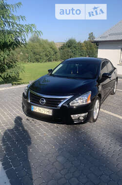 Седан Nissan Altima 2015 в Львові