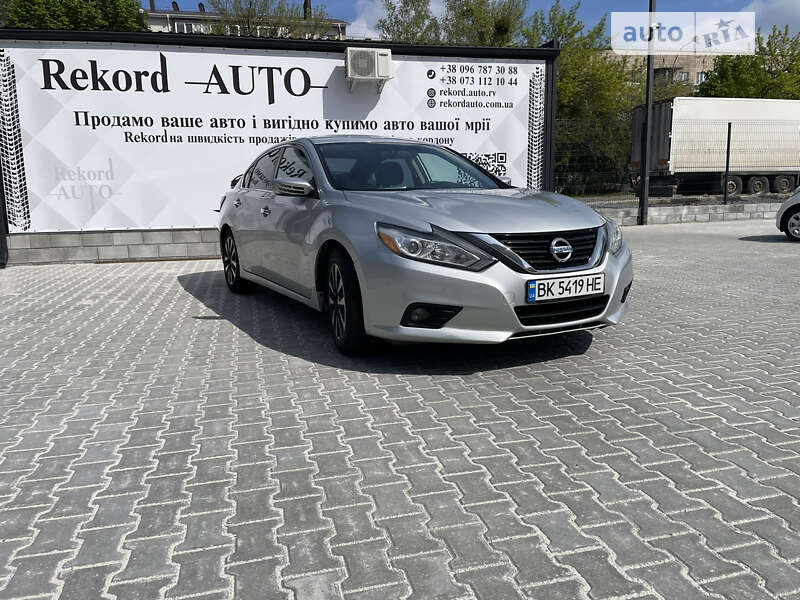 Седан Nissan Altima 2017 в Ровно