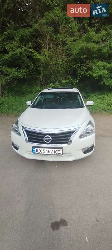 Седан Nissan Altima 2014 в Львове