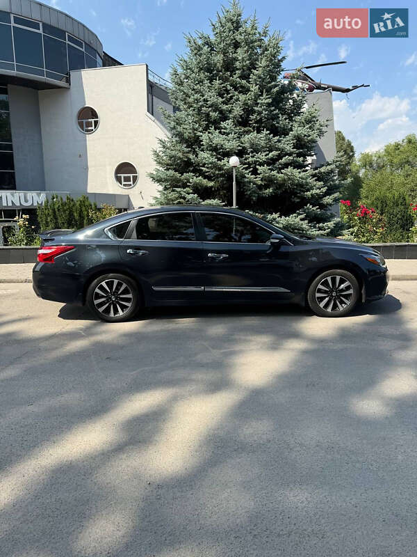 Седан Nissan Altima 2017 в Запоріжжі
