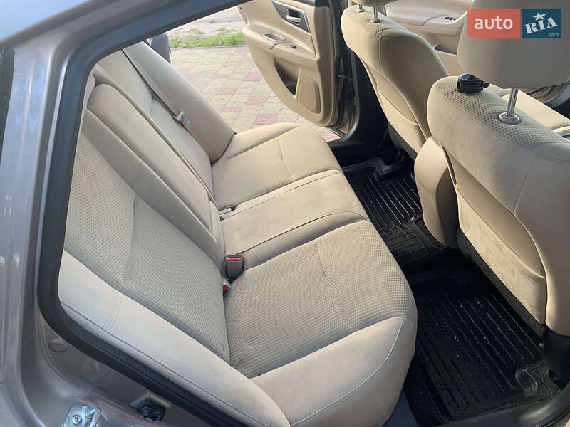 Седан Nissan Altima 2015 в Золочеві