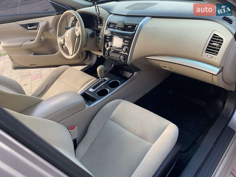 Седан Nissan Altima 2015 в Золочеві