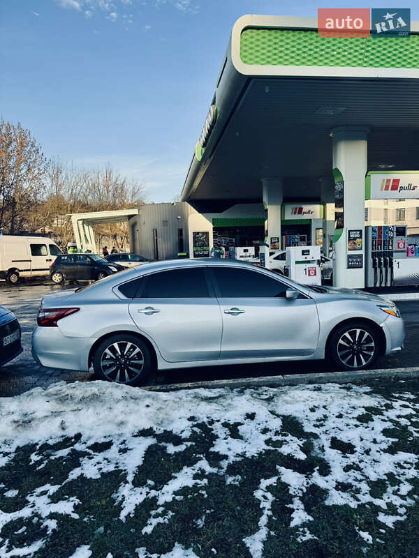 Седан Nissan Altima 2018 в Львове