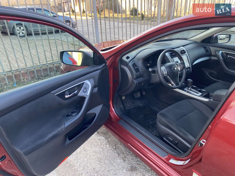 Седан Nissan Altima 2014 в Львові