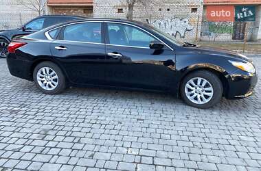 Седан Nissan Altima 2015 в 