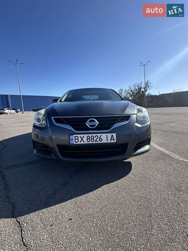 Купе Nissan Altima 2013 в Чернівцях